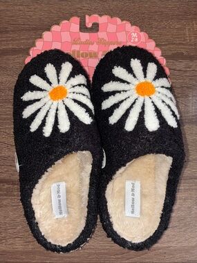 NWT Mellow & Mod Medium Black Daisy Fuzzy Slip-On Slippers